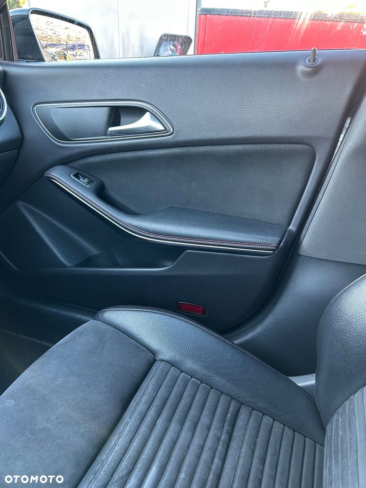 Mercedes-Benz CLA 220 4-Matic AMG Line - 14