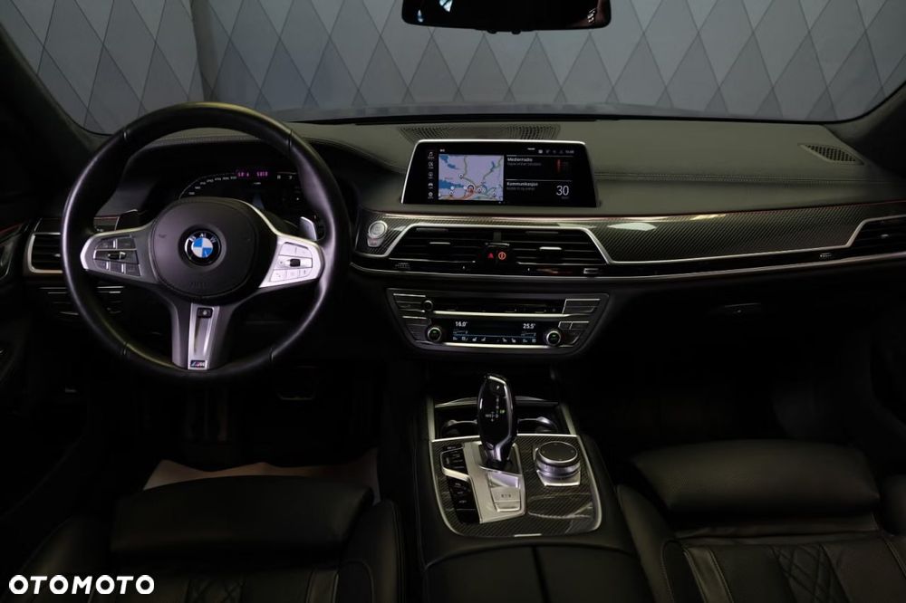 BMW Seria 7 750i xDrive sport - 38