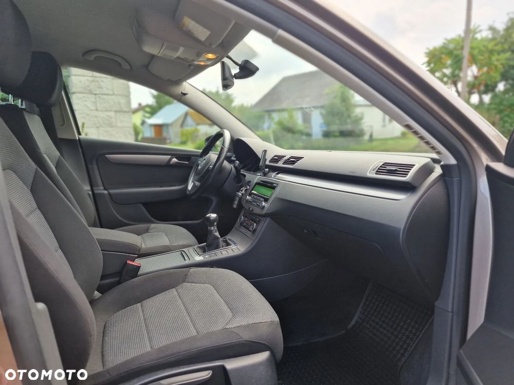Volkswagen Passat - 12