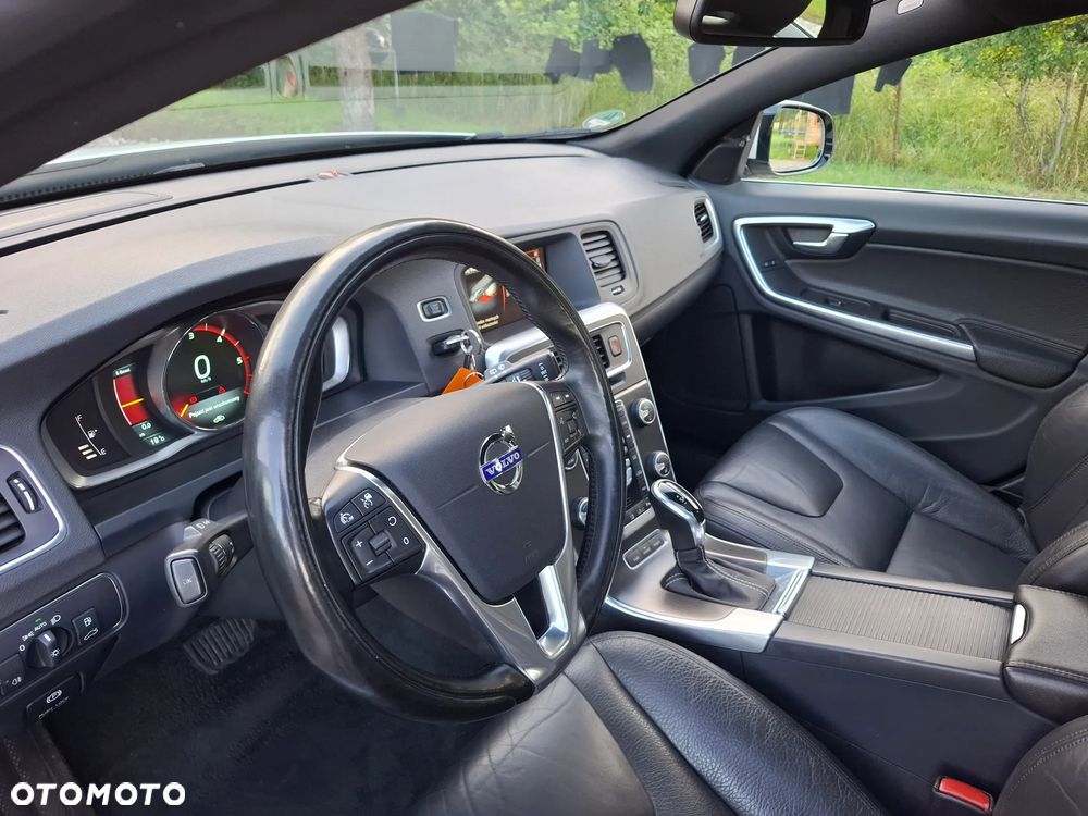 Volvo V60 D6 AWD Plug-in Hybrid R-Design Summum - 4