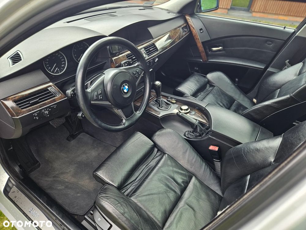 BMW Seria 5 525i Touring - 14