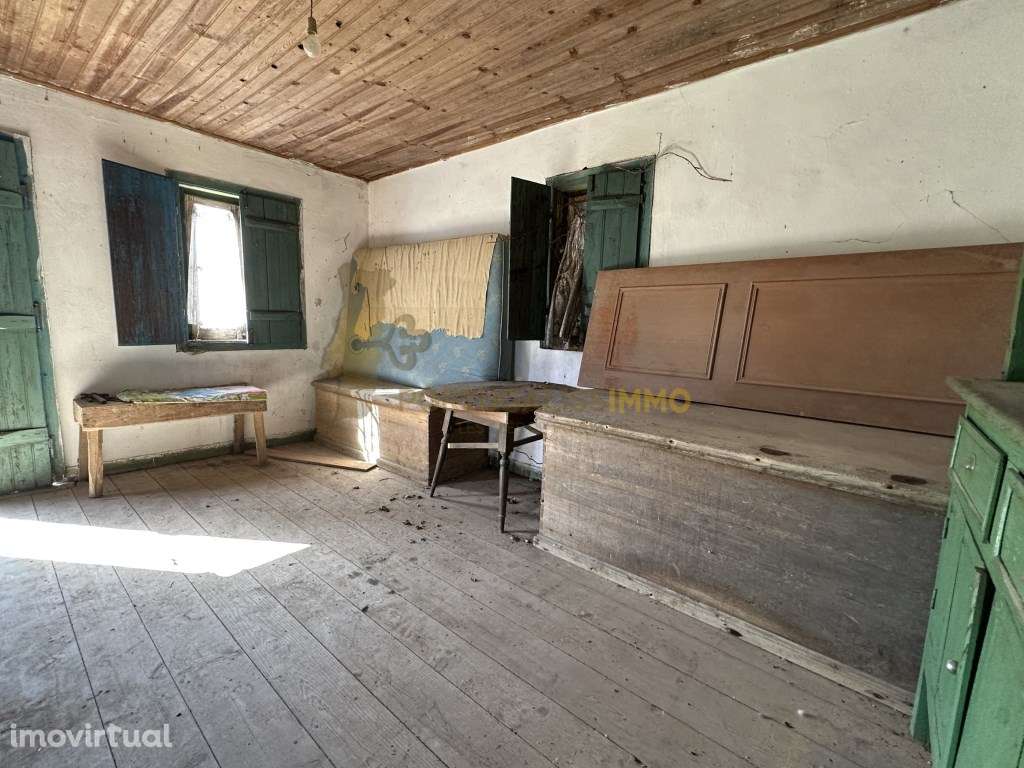 Vende-se: Bela casa antiga para renovar; magnífico terreno arborizado. - Grande imagem: 5/37