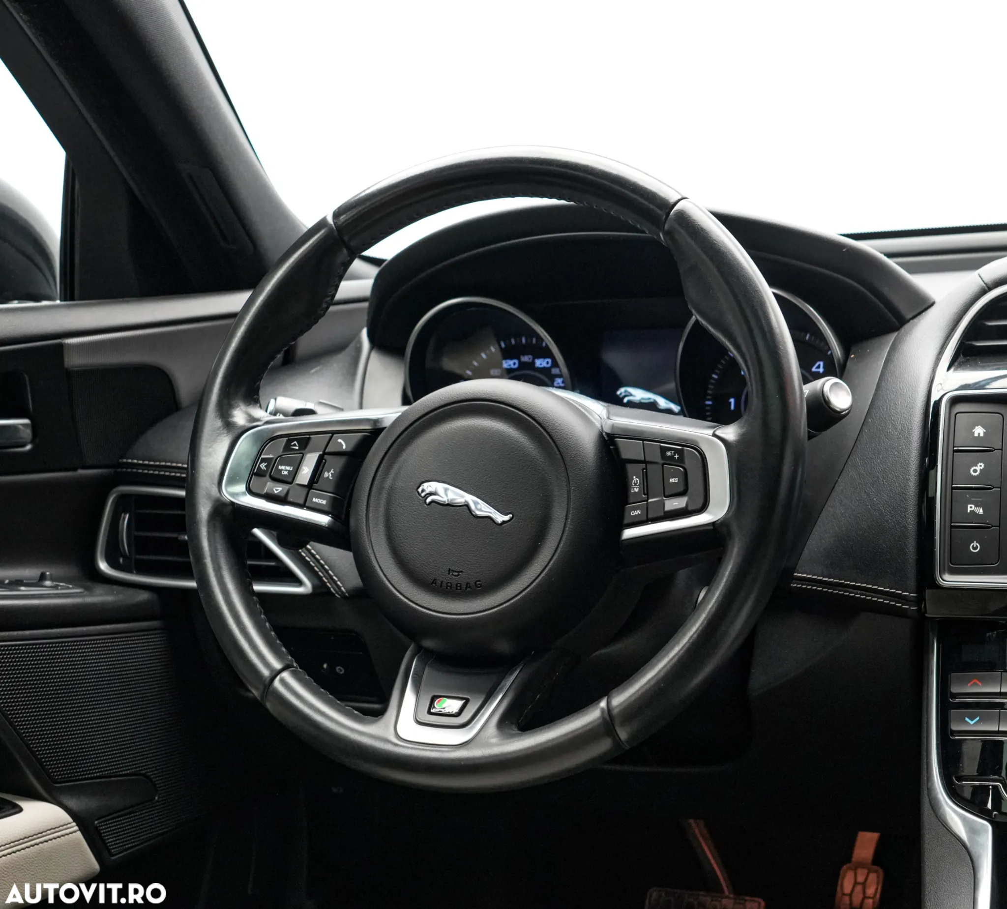 Jaguar XE 2.0 R-Sport - 18
