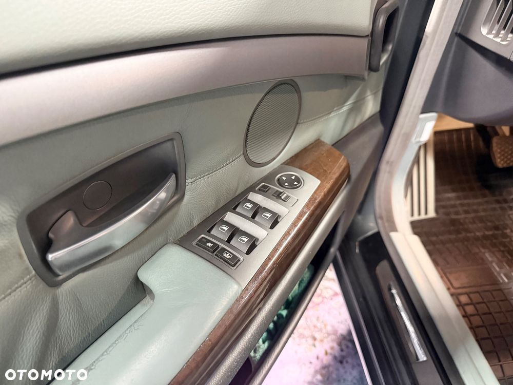 BMW Seria 7 745i - 27