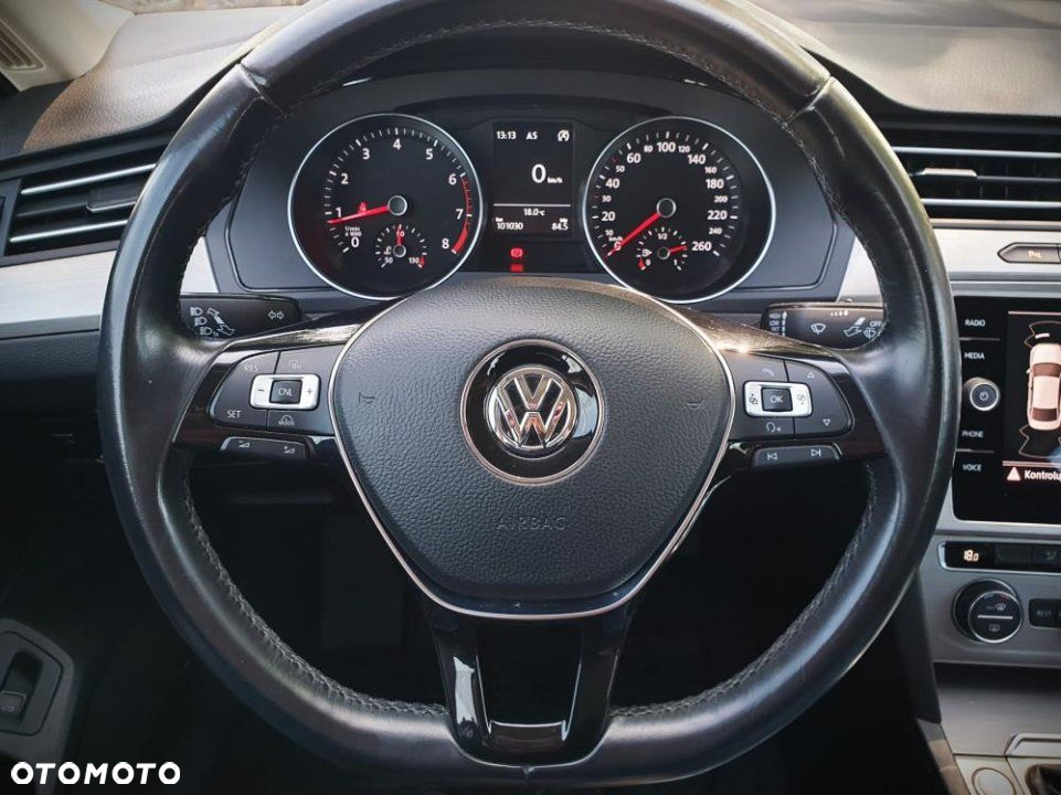 Volkswagen Passat - 12