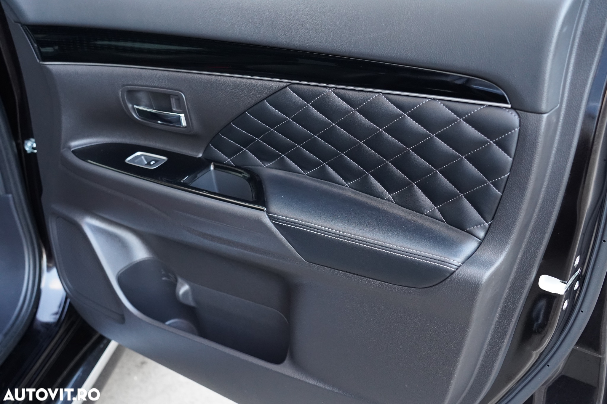 Mitsubishi Outlander 2.4 4WD Plug-In Hybrid Top - 18