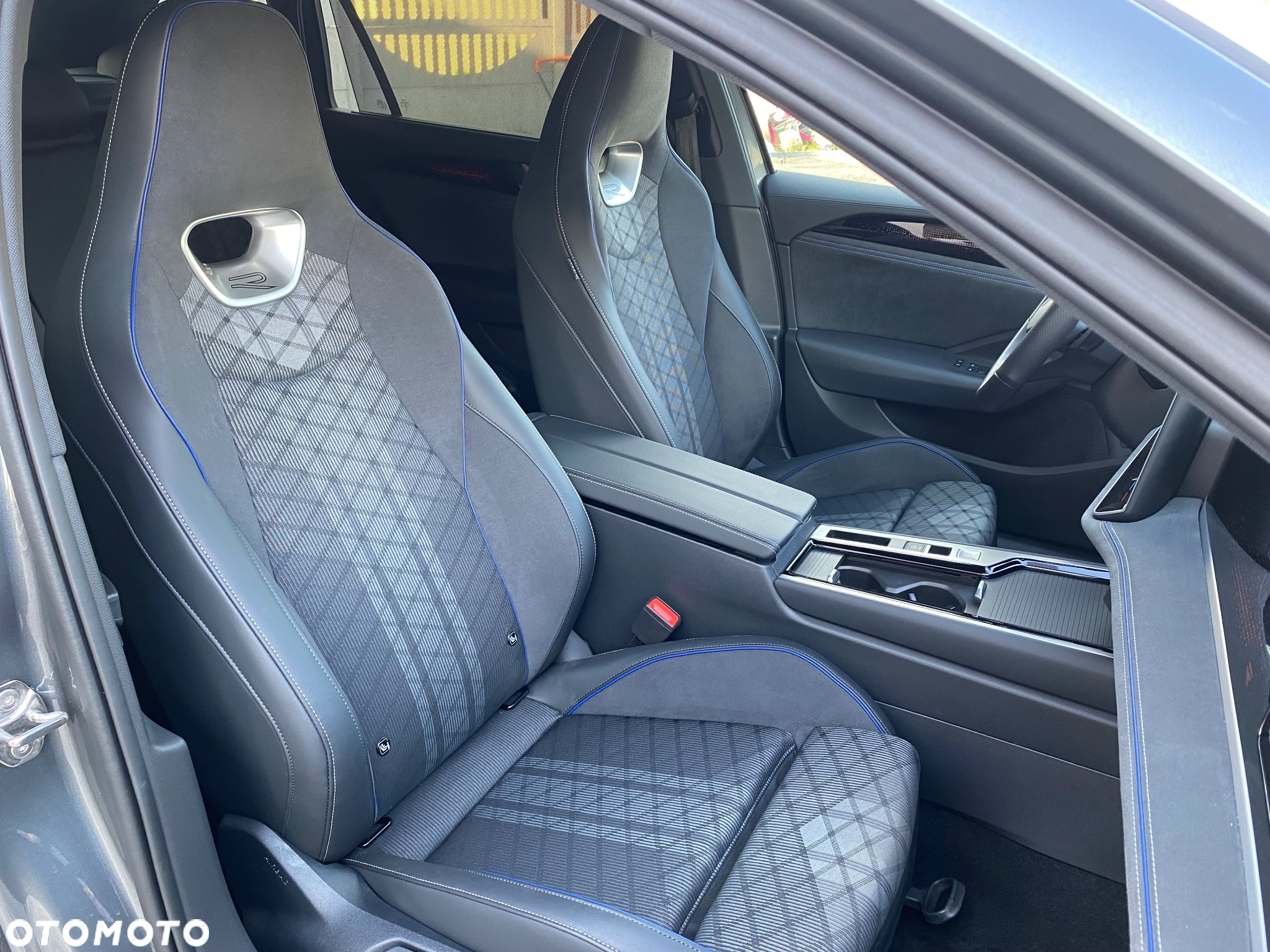 Volkswagen Passat Variant 2.0 TDI SCR DSG R-Line - 31