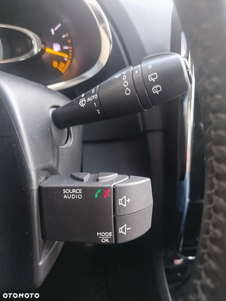 Renault Clio 1.2 16V 75 LIMITED - 29