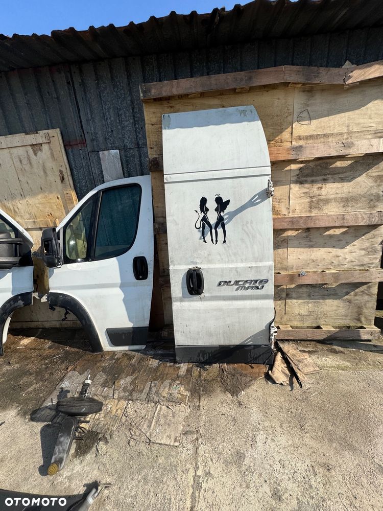 Fiat ducato 3 wysoki maxi biały 2. itd  Drzwi tył prawe lewe tylnie -500zl sztuka  drzwi przednie prawe lewe -500 zł kompletne sztuka  Lusterko prawe lewe 200 zł sztuka  Błotnik przedni prawy lewy -250 sztuka  Podszybie 150zl  Zbiorniczek spryskiwaczy 150 sztuka  Obudowa filtra powietrza filtr -200zl  Zbiorniczek płynu chłodzącego  -100 Maska  -250  Pas przedni z choodnicami -900zl  Serwo -100 Zderzak przód przedni  450 zł  Nadkole 100zł  Belka przod przednia -250 - 8