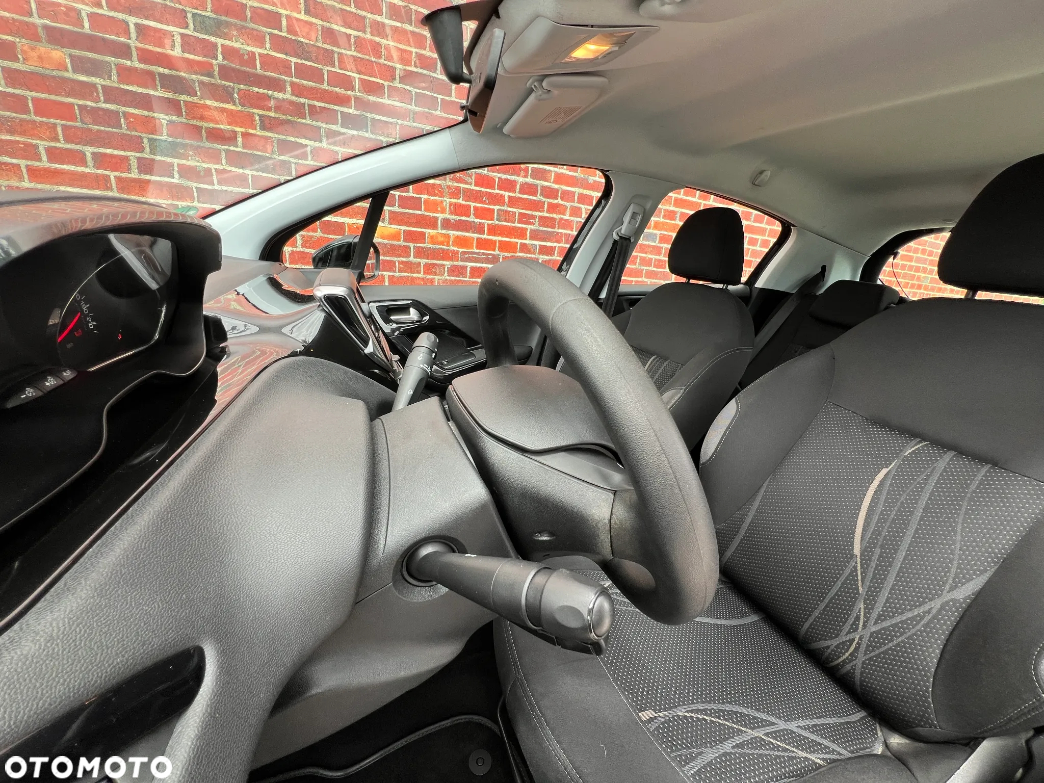 Peugeot 208 - 13