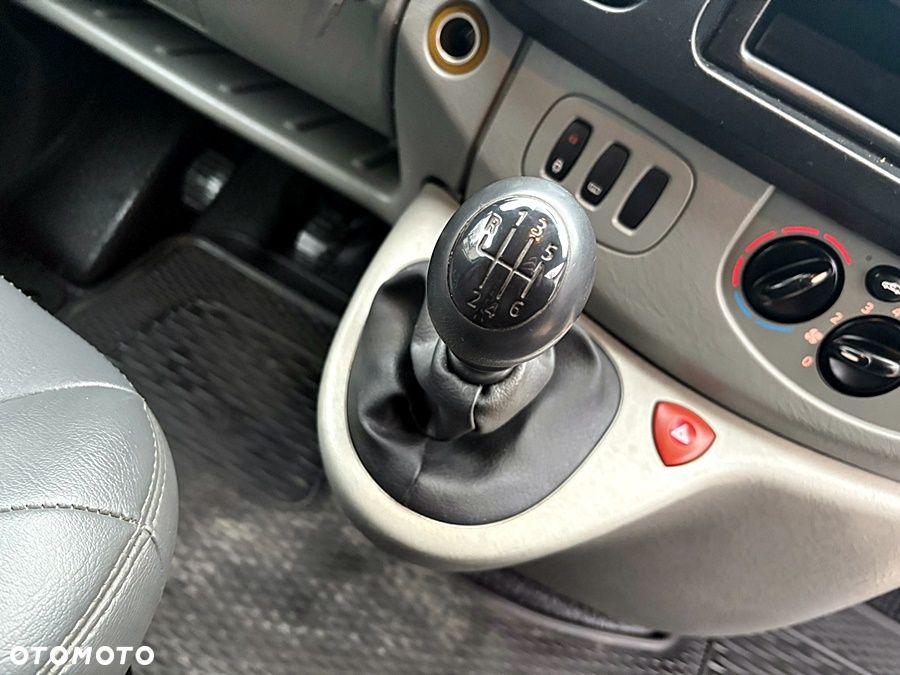 Renault TRAFIC 2.0 dCi na łańcuchu 6 biegów Klima Nawigacja Skóra Elektryka B ładnie utrzymany Oryg 217 tys km 1 Właściciel Bagażnik dachowy Drabina 2007 rok - 24