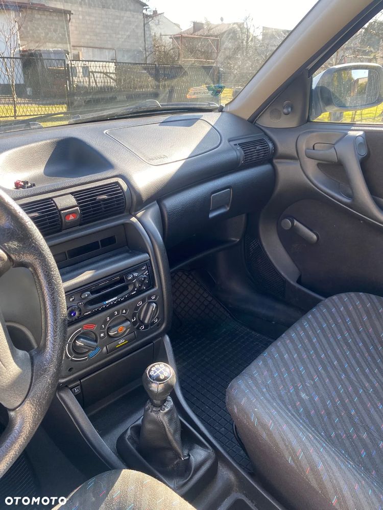 Opel Astra 1.6 16v Family - 12