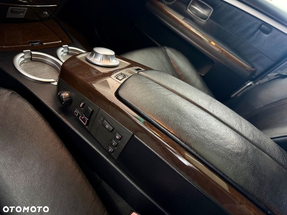 BMW Seria 7 745i - 31