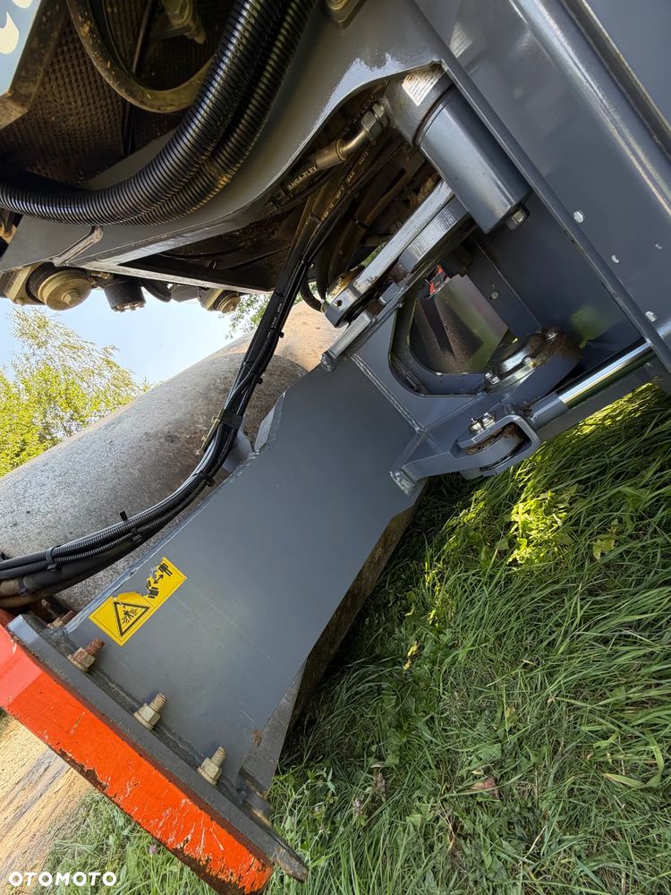 Hamm H 7i Walec Terenowo Drogowy Guma Stal. 6,5 tony 8ton. Import Norwegia 2017 rok. 1600 mtg. silnik KUBOTA 4cyl. Maszyna nie różni się od Nowej z salonu! Klimatyzacja wentylacja. Serwisy w Dekra AKTUALNE. Zero zniszczeń IGŁA !! Gotowy do długiej pracy. Po dużych serwisach eksploatacyjnych w Norwegii. Walec z Upadłości od pierwszego właściciela. Jego historia od nowosci to jedna inwestycja miejska! Jedyna taka okazja! Szerokość 168cm. Bardzo mały walec a moc Potężna! Full Wypas Wersja Norweska. Opony piękny stan. Ani deka luzów i wycieków. OKAZJA - 40