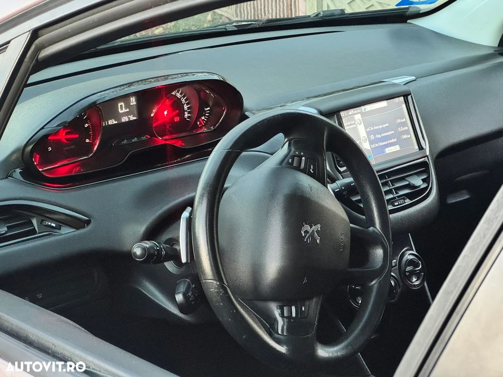 Peugeot 208 - 8