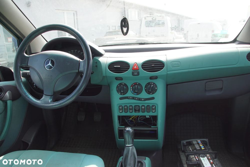 Auto na części - Mercedes A-Klasa W168 1.4 82 KM 166940 716501 282 1998R Silnik Skrzynia Drzwi Maska Błotnik Klapa Zderzak Lusterko Lampa Klamka Szyba Deska Kokpit Sterownik Moduł Czujnik Licznik Panel Kierownica - 17