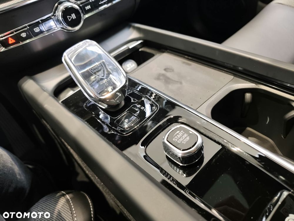Volvo XC 60 T6 Plug-In Hybrid AWD Plus Black Edition - 27