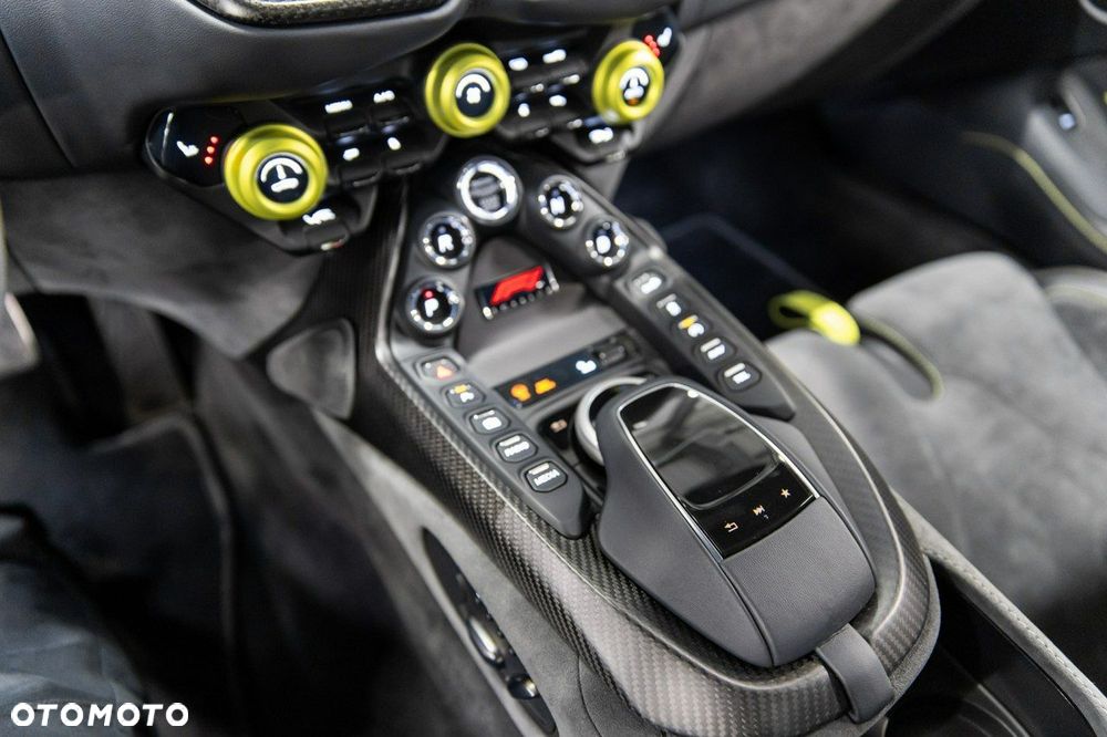 Aston Martin Vantage - 34