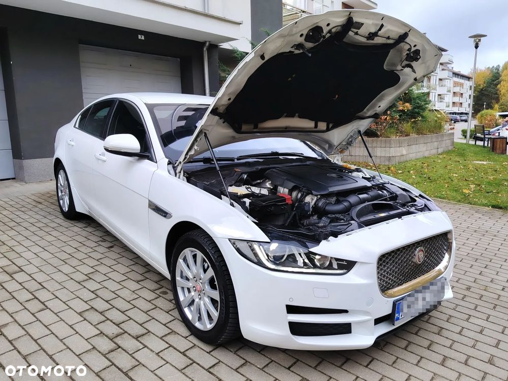Jaguar XE 2.0 D Portfolio - 6