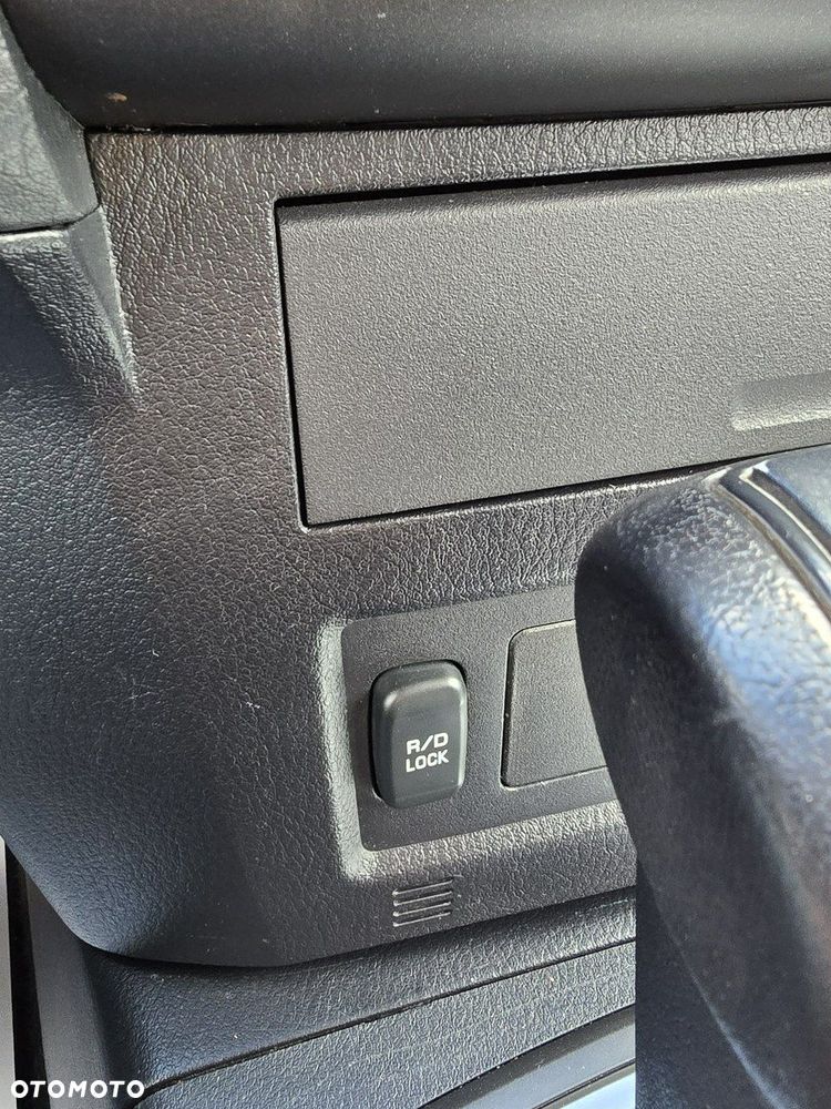 Mitsubishi Pajero - 28
