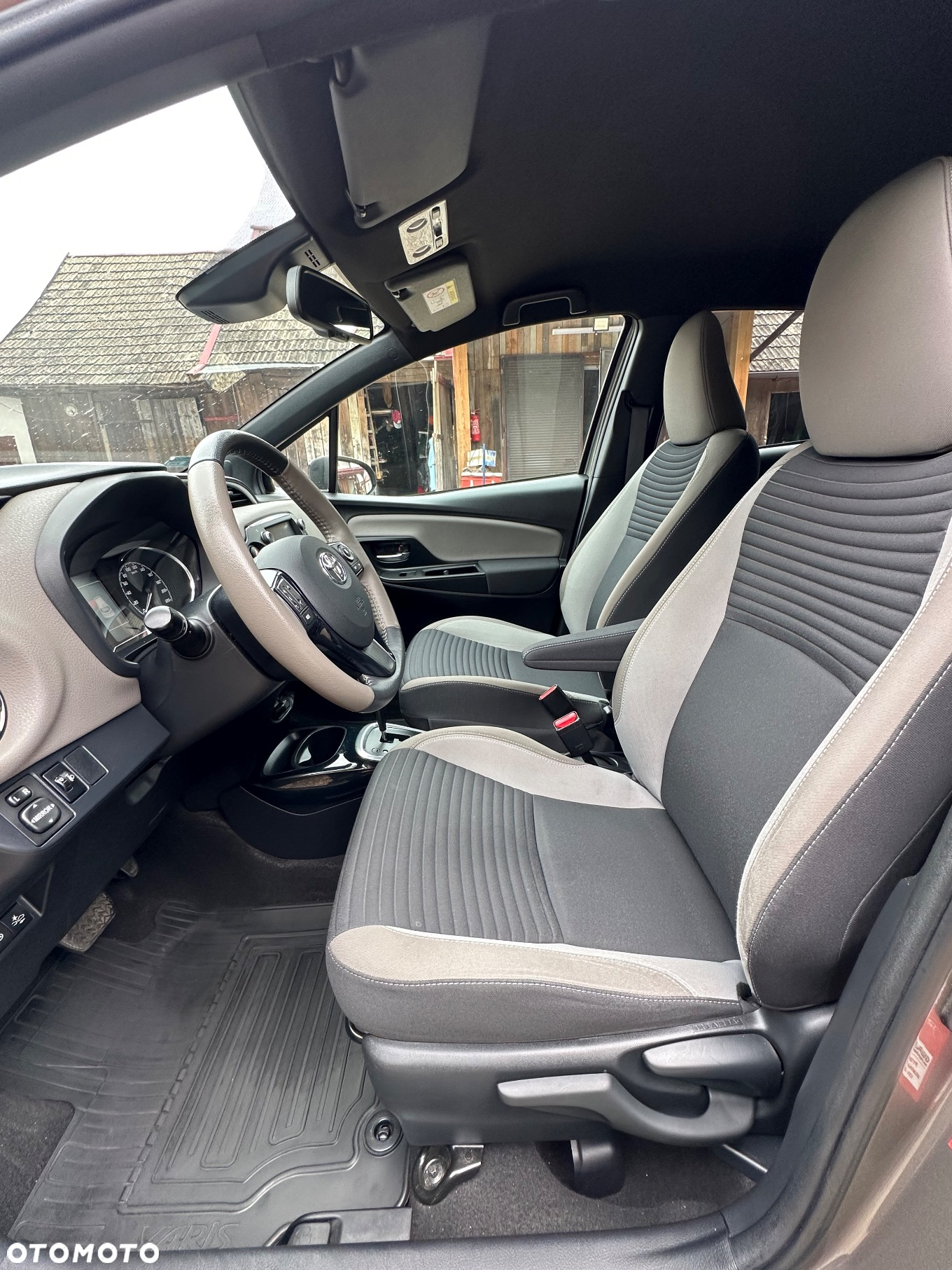 Toyota Yaris Hybrid 100 Selection Platinum - 30