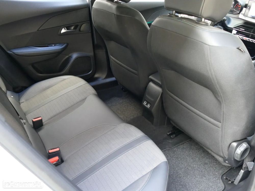 Peugeot 2008 1.2 PureTech Allure EAT8 - 29