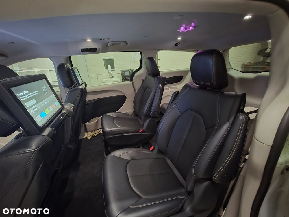 Chrysler Pacifica - 36