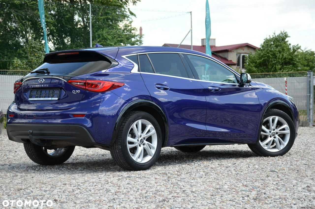 Infiniti Q30 - 4
