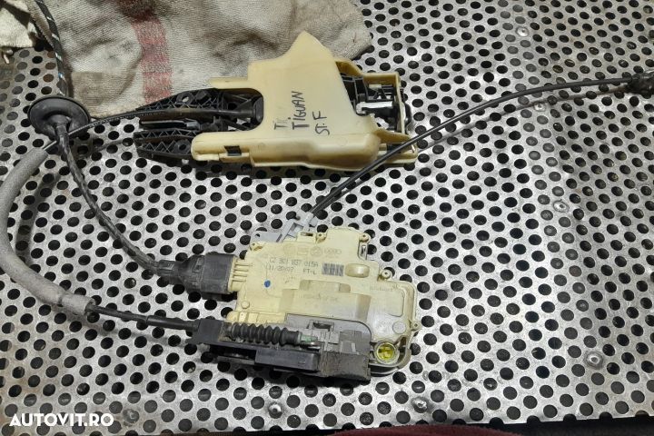 Broasca usa fata stanga 3C1837015A 3C1837015A Volkswagen VW Tiguan 1 - 1