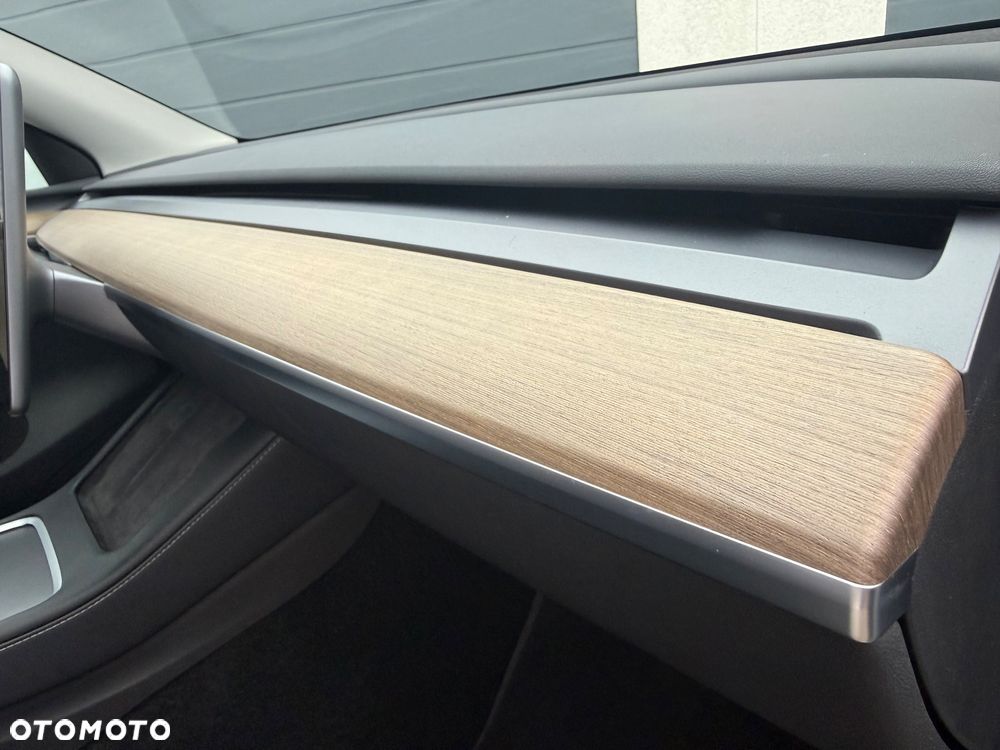 Tesla Model Y Long Range AWD - 33