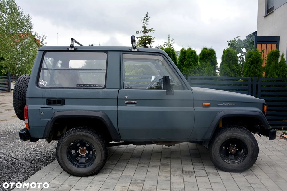 Toyota Land Cruiser - 22