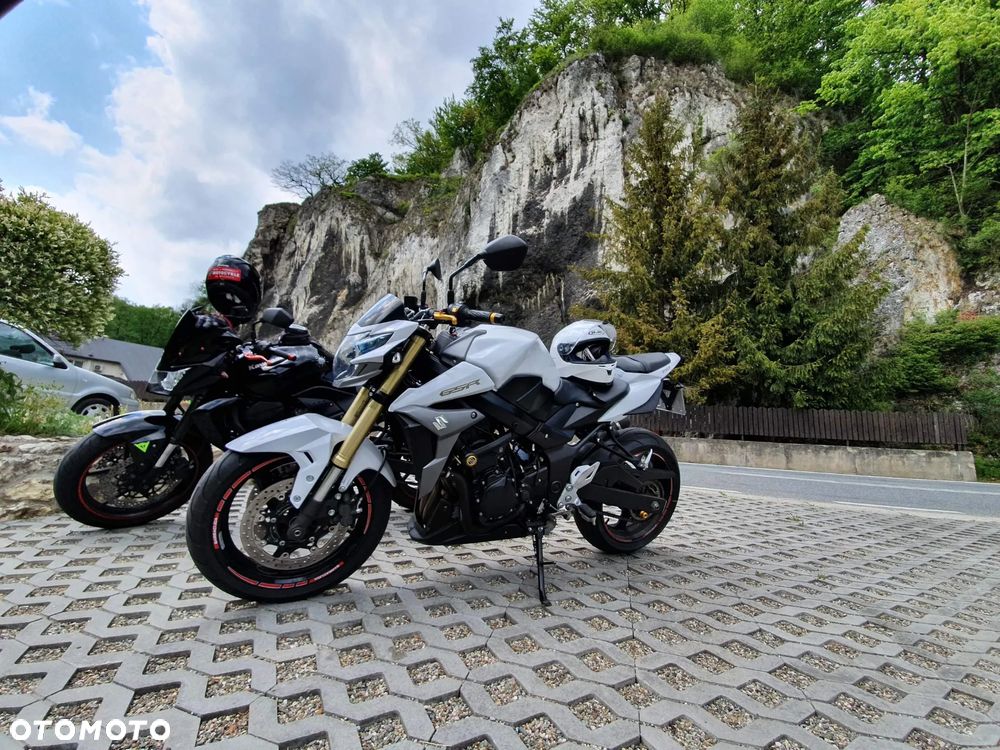 Suzuki GSR - 5