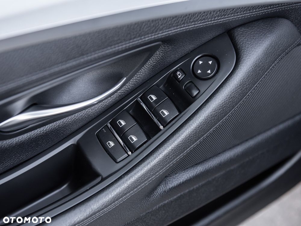 BMW Seria 5 520i - 27