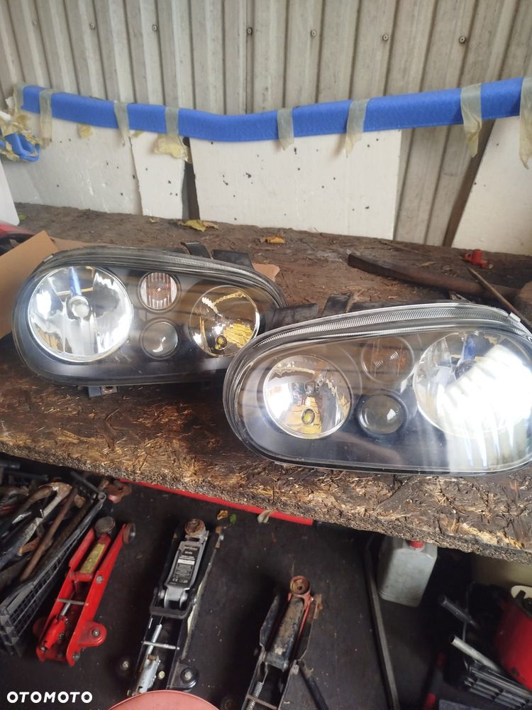 Volkswagen Golf 4 lampy przód komplet.