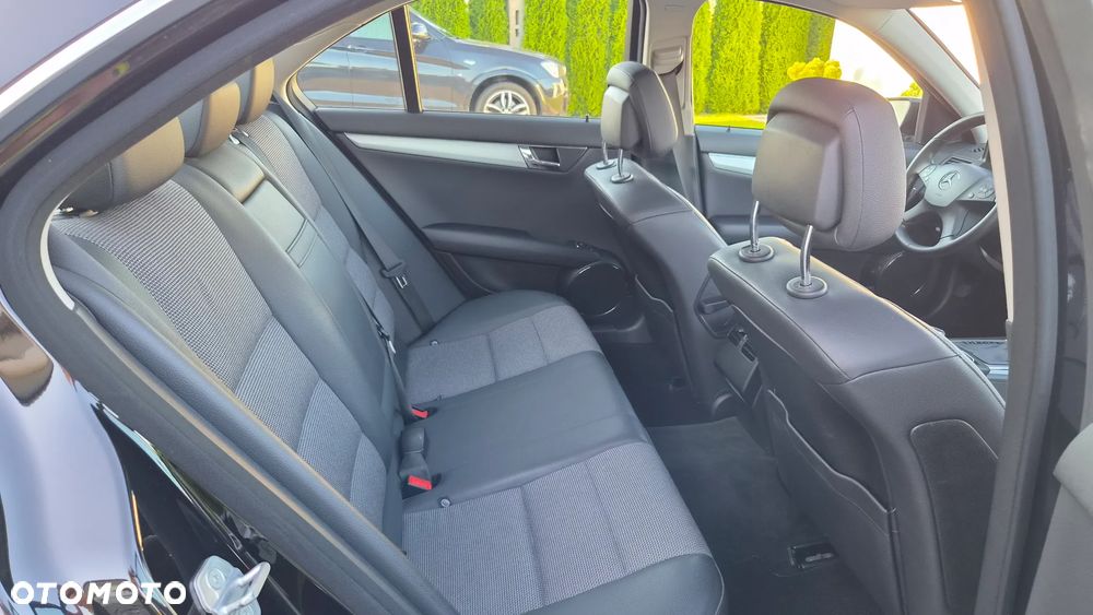 Mercedes-Benz Klasa C 180 CGI Automatik BlueEFFICIENCY Avantgarde - 23