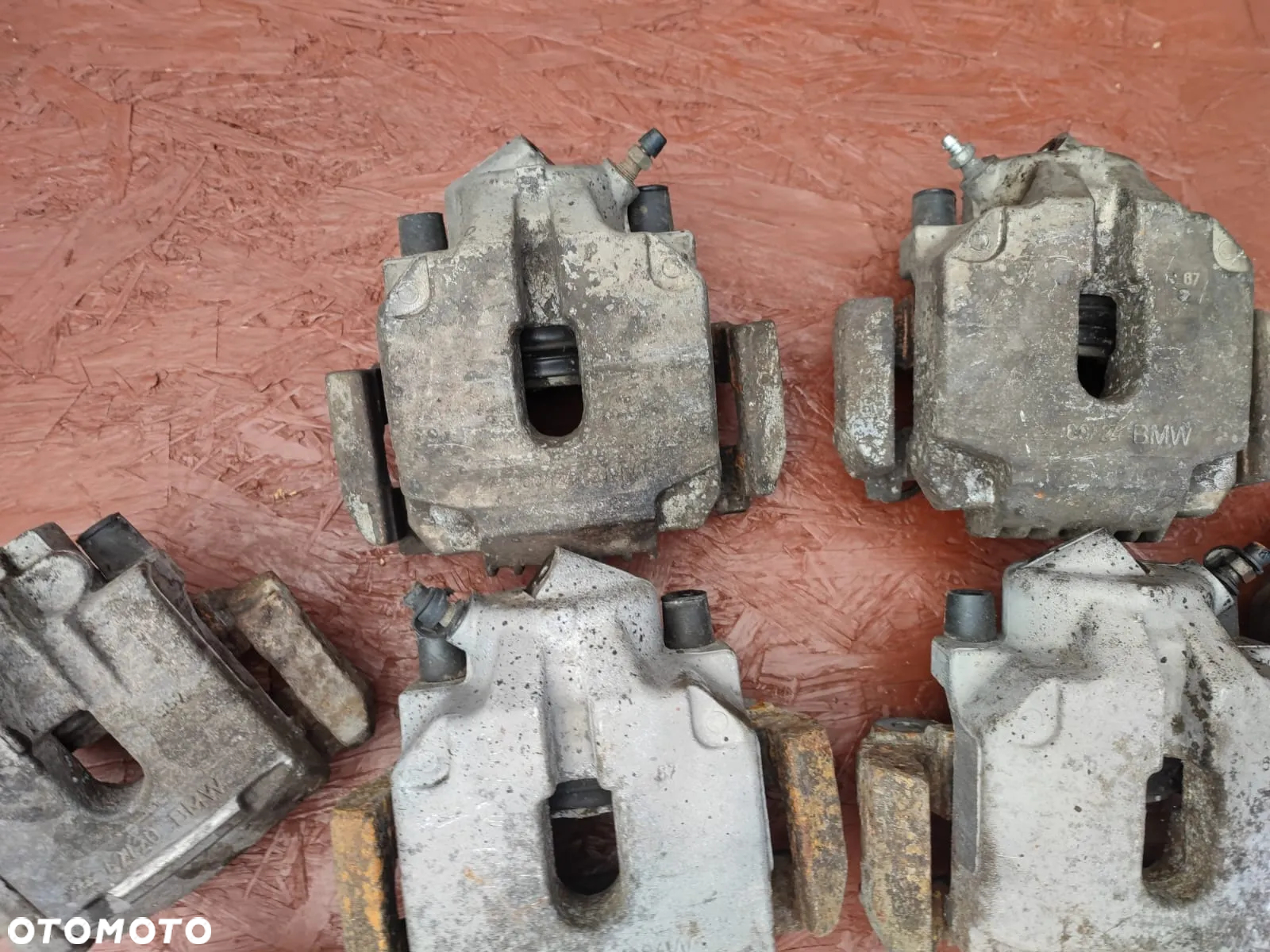 BMW E60 / E60 LCI / E61 / E61 LCI / E63 / E63 LCI / E64 / E64 LCI / E65 / E66. ORYGINALNE ZACISKI HAMULCOWE + JARZMA DO SILNIKÓW GAMY M57D25 / M47D20 / M54B22 / M54B25 POD TARCZĘ HAMULCOWĄ PRZÓD 310MM / TYŁ 320MM. O NR: 6 753 659 / 6 753 660 / 6 765 909 / 6 765 910 OEM. SPRAWNE W 100%. - 6