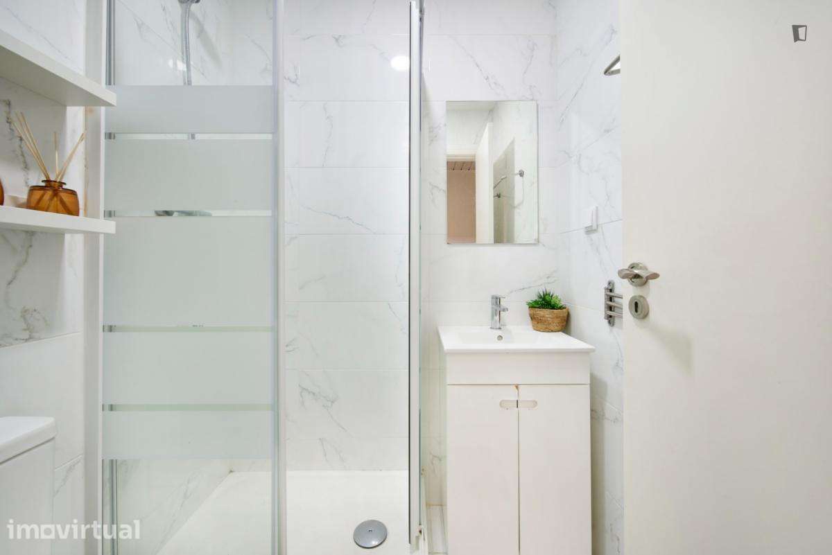Quarto - localizado em Alameda Lisbon - Grande imagem: 3/29