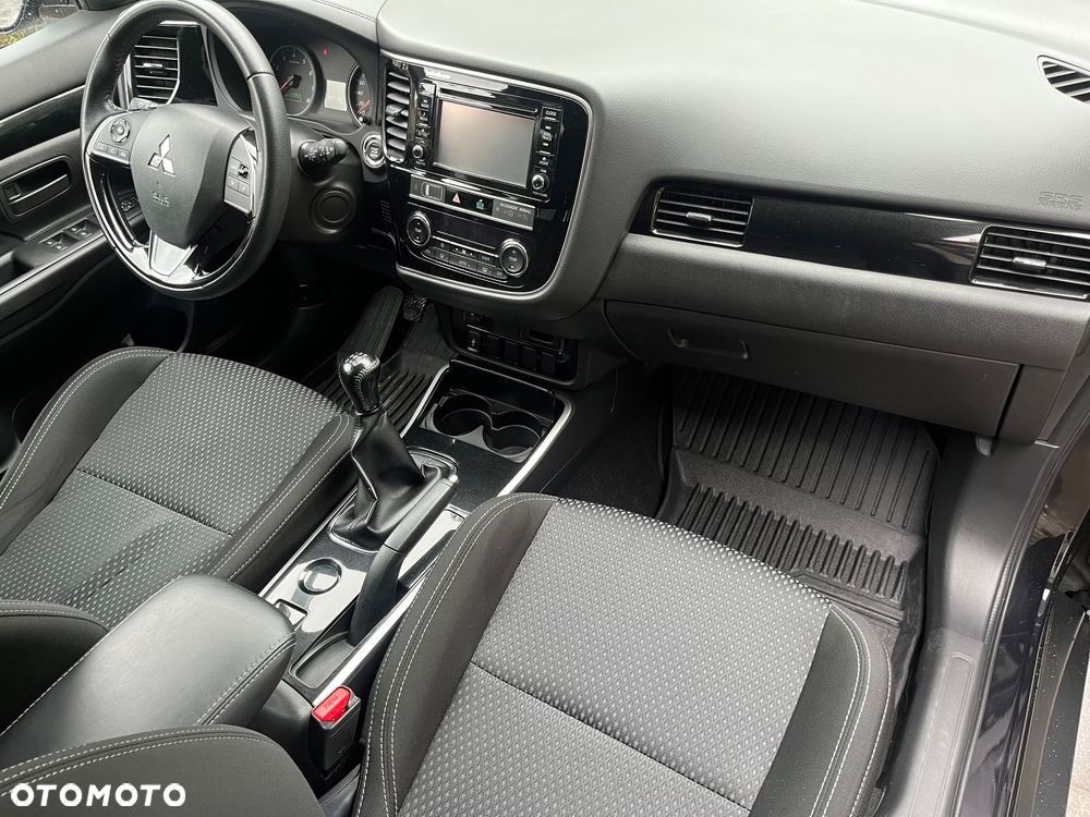 Mitsubishi Outlander 2.0 Invite + 2WD - 9