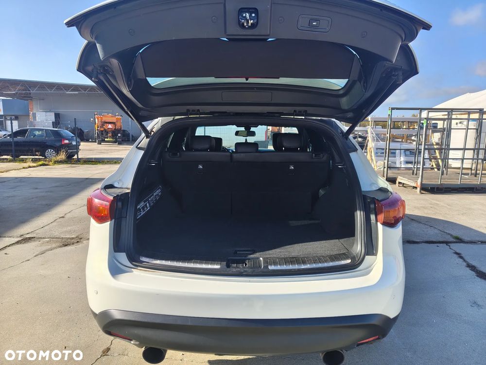 Infiniti Q70 - 2