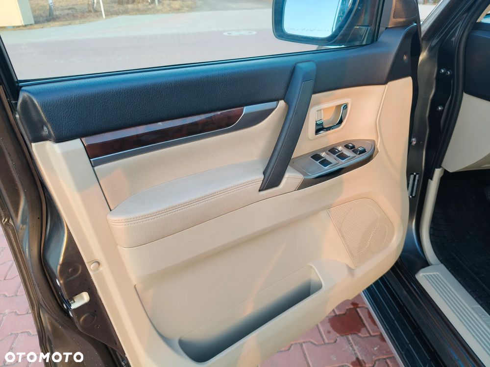 Mitsubishi Pajero - 32