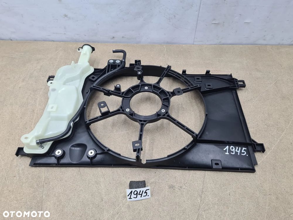 Toyota Yaris 4 IV 16711-K0060 obudowa wentylatora ze zbiorniczkiem wyrównawczym - 8