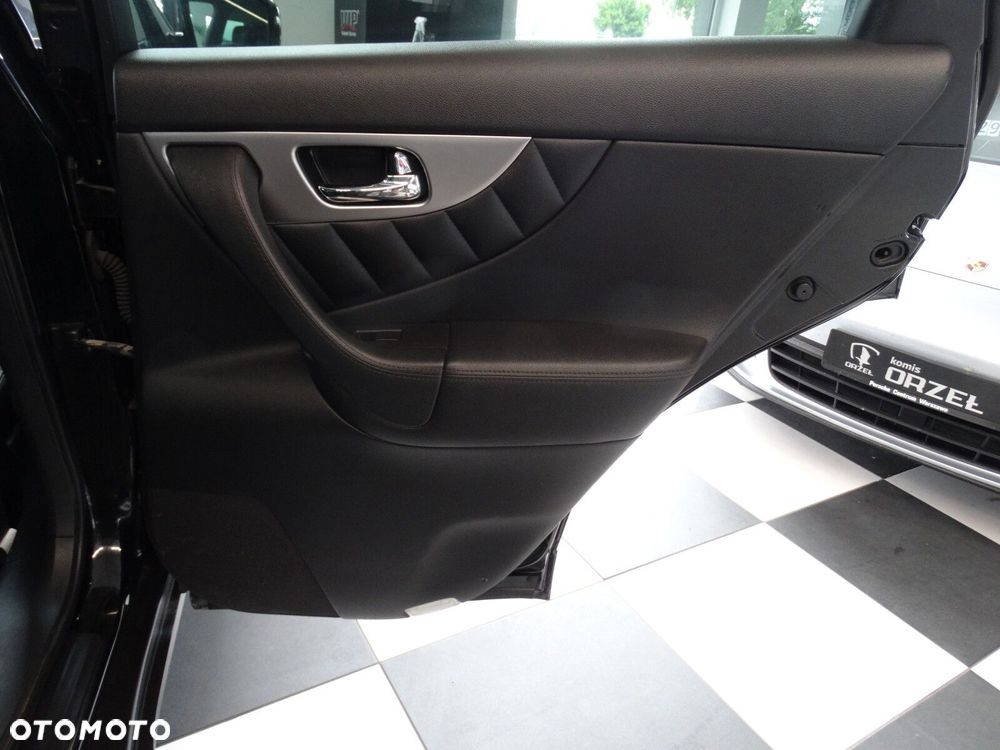 Infiniti QX70 - 11