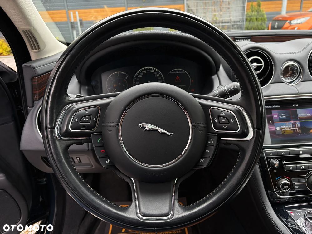 Jaguar XJ 3.0 D V6 Premium Luxury - 23