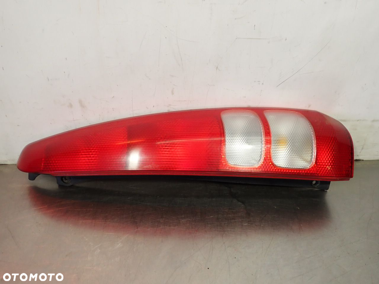 LAMPA PRAWA TYLNA HONDA HR-V - 2