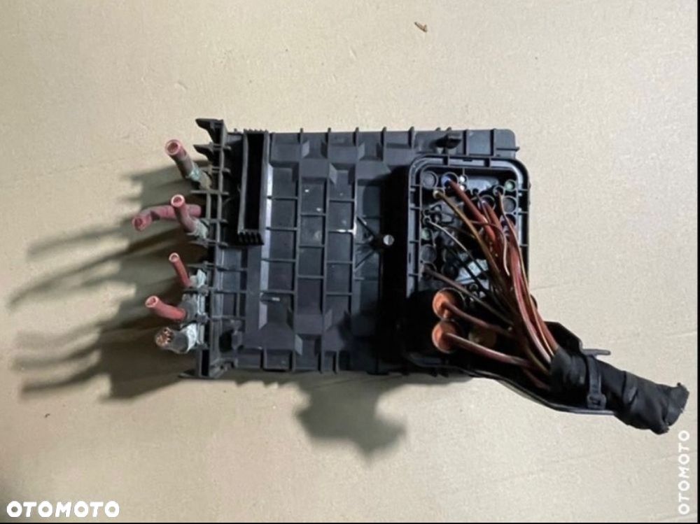 1718130 skrzynka bezpieczników vw golf V 5 - 2