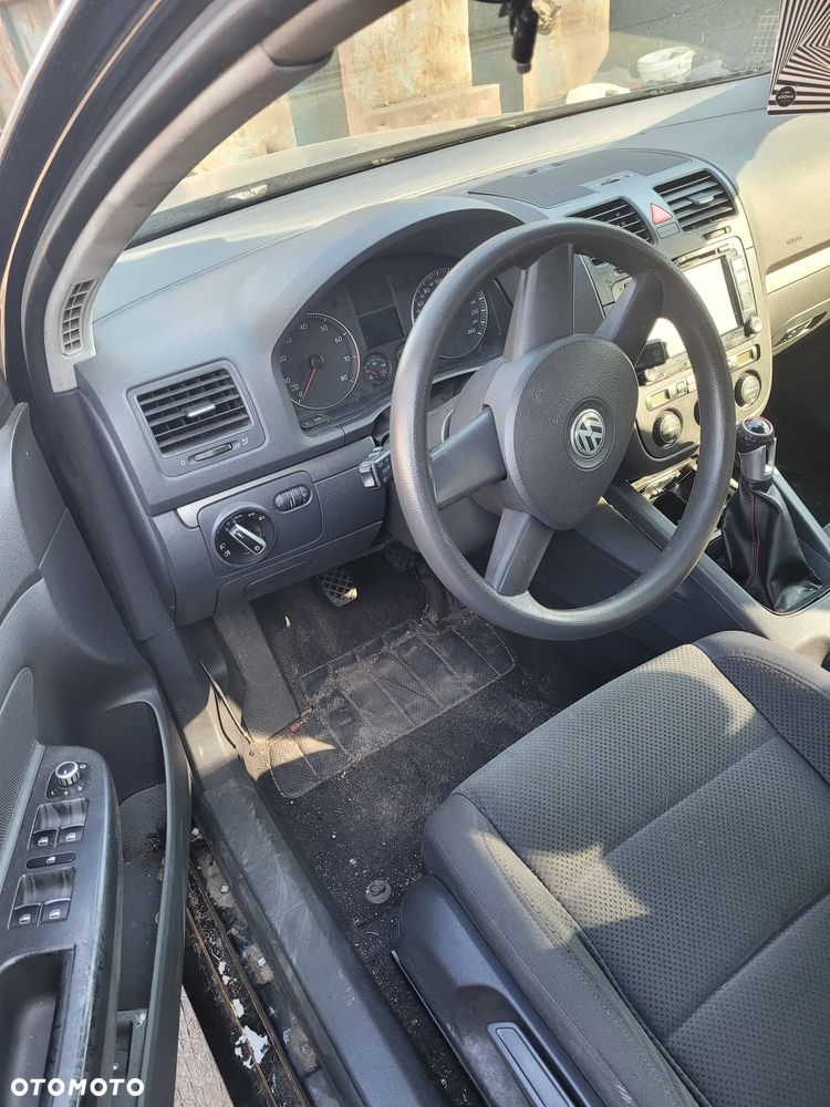 Części- Posiadamy na sprzedaż części z pojazdu:   Volkswagen golf Pojemność: 1595  Moc: 75kW  Rok: 2005  Benzyna kod lakieru LC9Z - 6