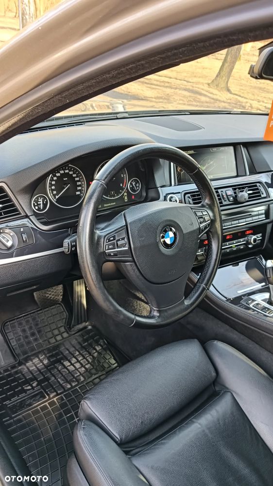 BMW Seria 5 525d xDrive - 26