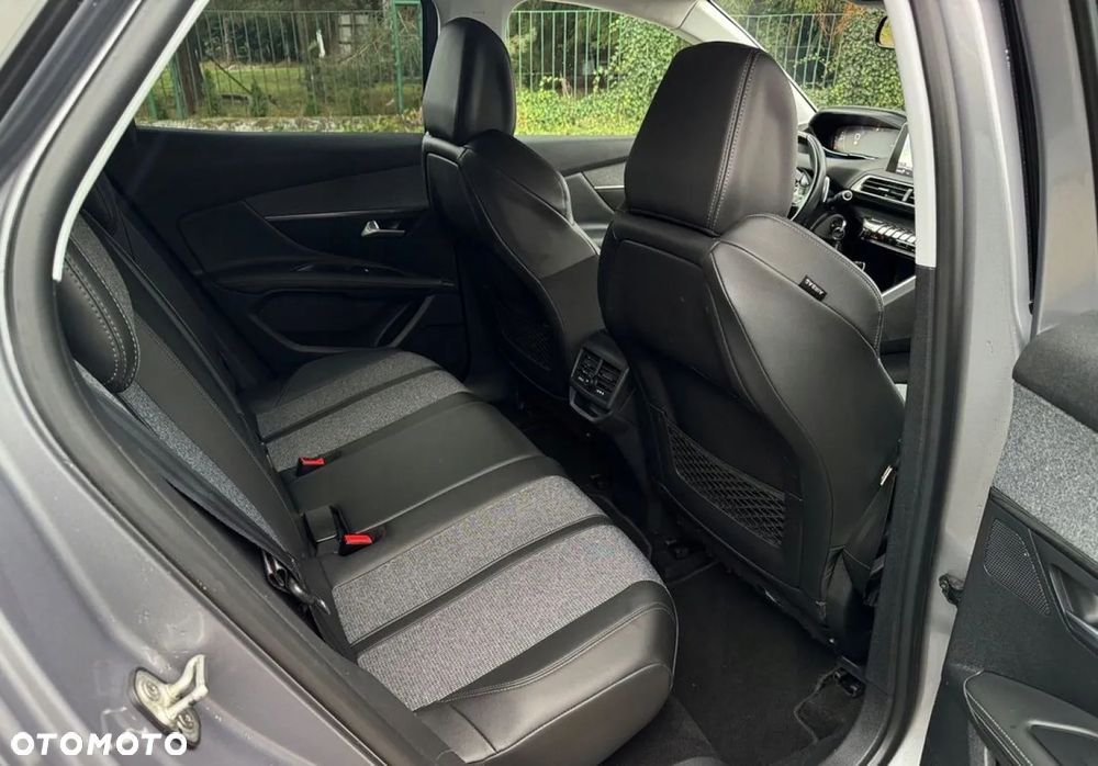 Peugeot 3008 BlueHDi 130 Stop & Start EAT8 Allure - 23