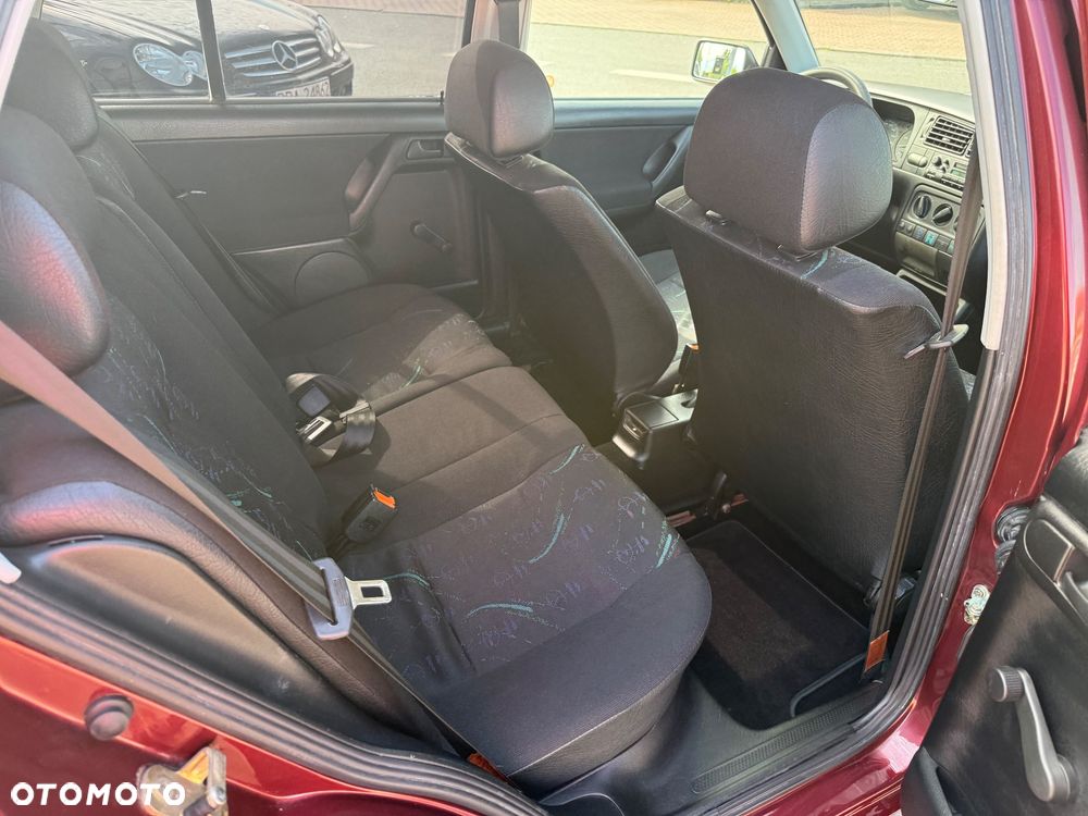 Volkswagen Golf 1.6 GL - 12