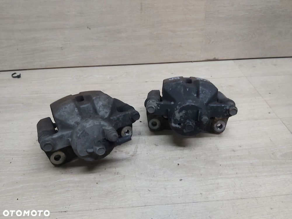 Toyota Prius IV xw50 zacisk hamulcowy prawy przód jarzmo prawe 1,8 - 2
